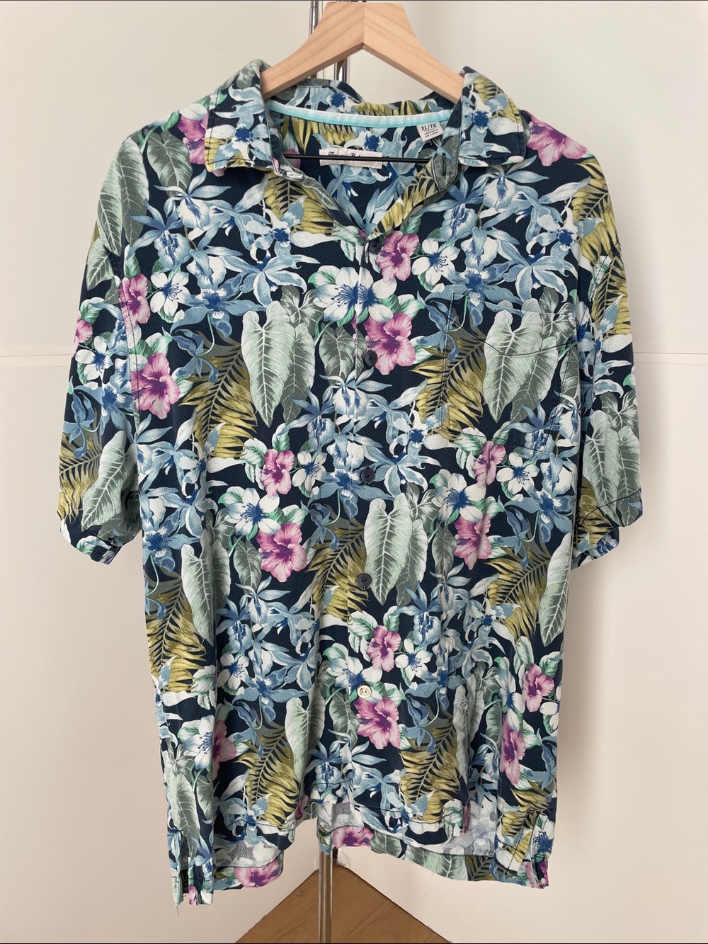 Men’s Tommy Bahama Shirt. Size XL